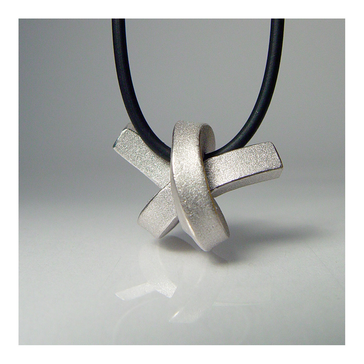  Kettenanhänger Knoten hell